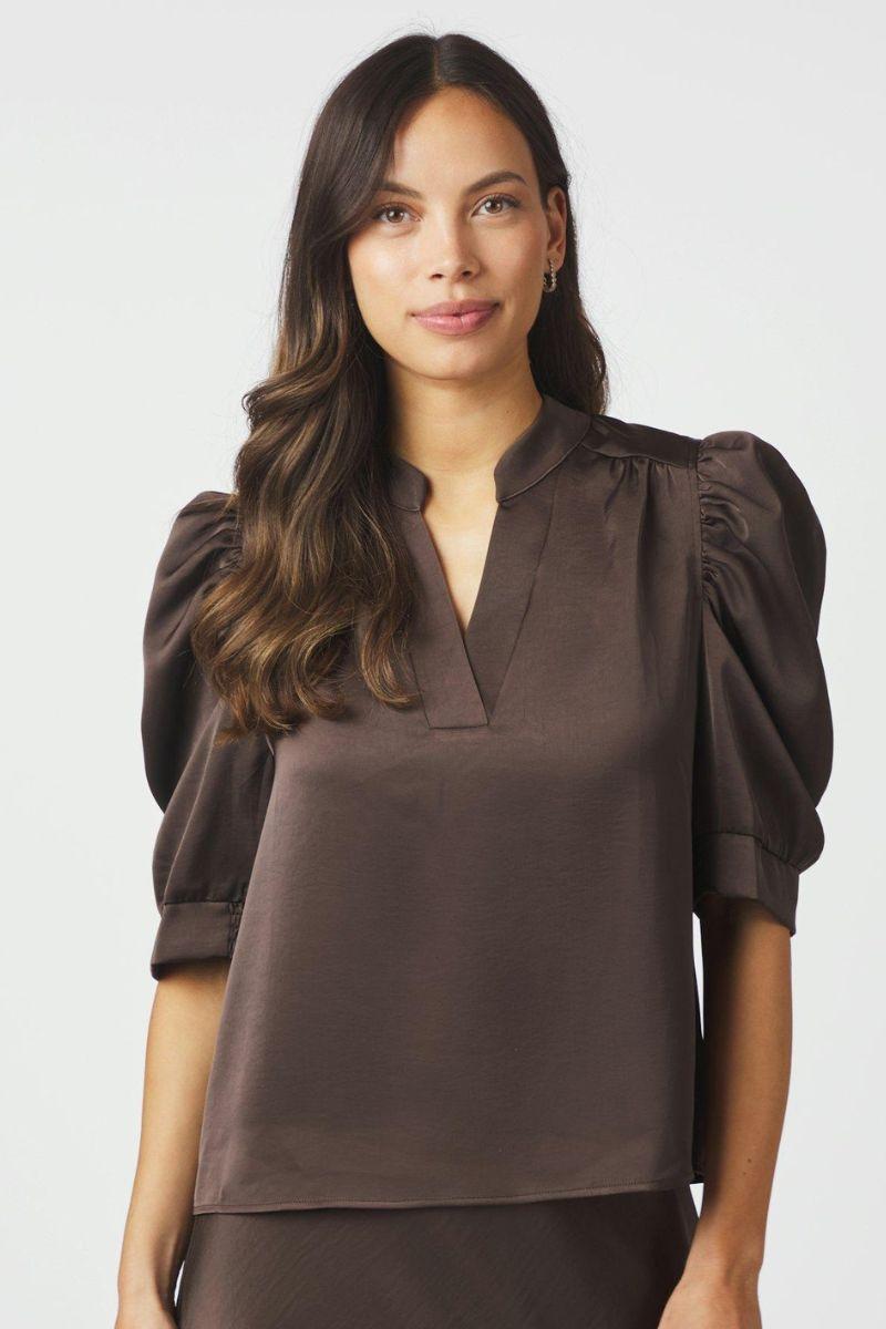 Roella Heavy Sateen Blouse | Dark Brown | Bluse fra Neo Noir