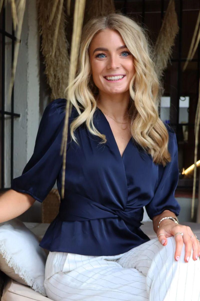 Tiki Ss Twist Blouse | Midnight Navy | Bluse fra Liberté