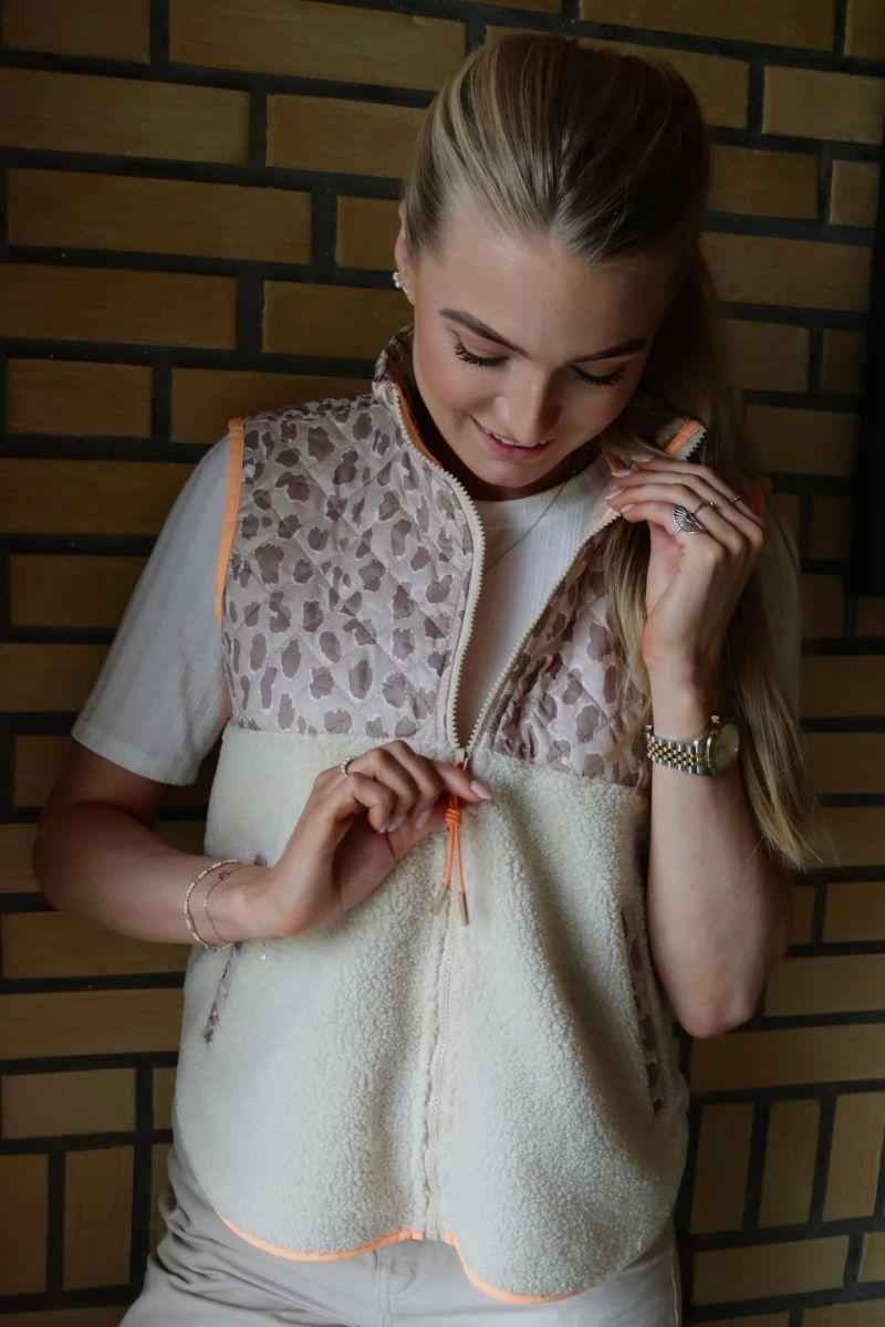 Teddy Leo Vest | Creme Pale Lux Leo Neon Orange | Vest fra Liberté