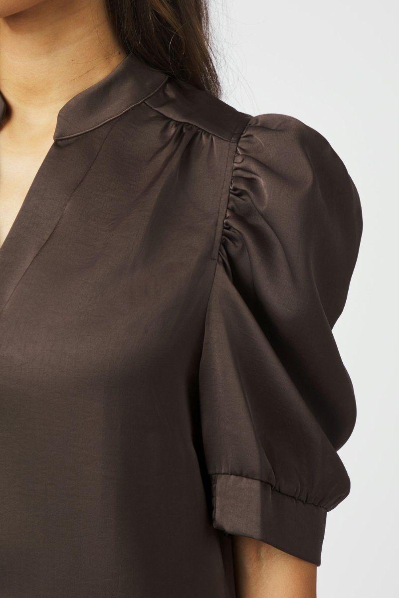 Roella Heavy Sateen Blouse | Dark Brown | Bluse fra Neo Noir