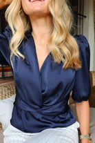 Tiki Ss Twist Blouse | Midnight Navy | Bluse fra Liberté