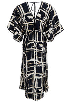 Luna Piped V-Neck Dress | Black Art | Kjole fra Black Colour